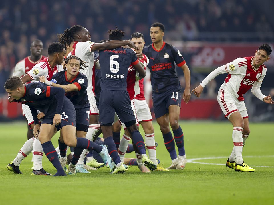 PSV nieuwe koploper na winst in nerveuze en verhitte topper tegen Ajax