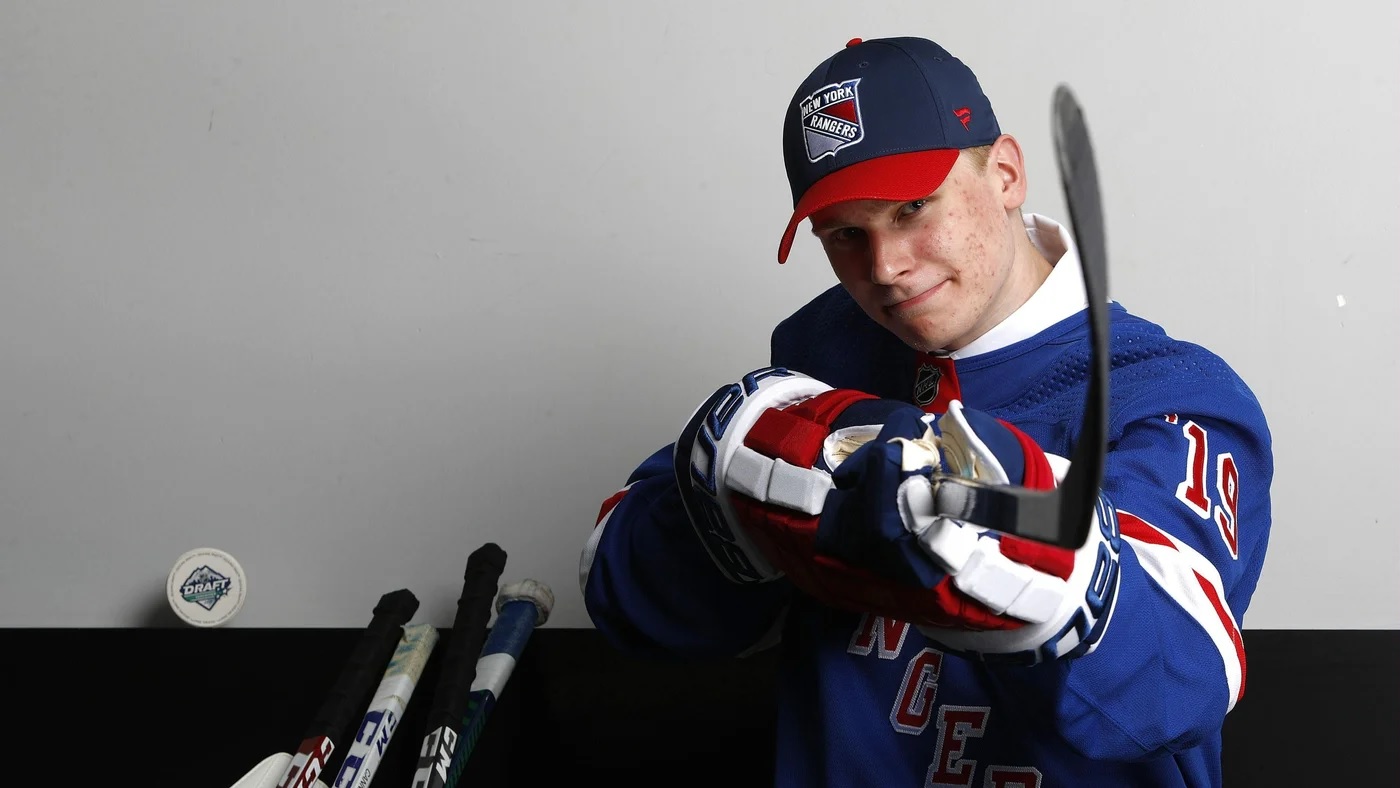 Rangers’ Kaapo Kakko Hospitalized Following Devastating Collapse; NHL and Fans Stunned by Outcome…..